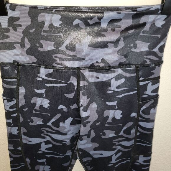 Zyia black camo metallic pocket light n tight high rise Capri legging size 4 - Picture 3 of 4